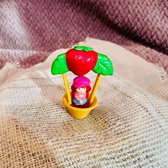 Rare Vintage Strawberry Shortcake Magnetic Mini Figure - Picture 2 of 5